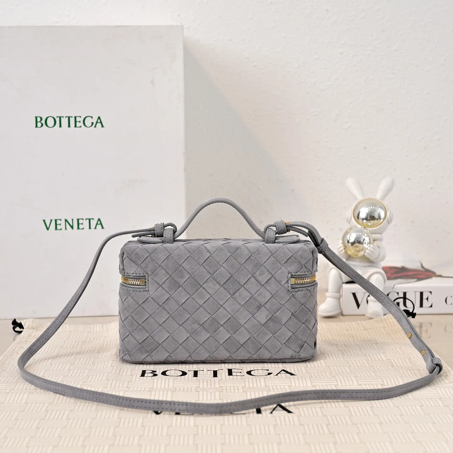 #BV’s new Vanity Case suede cosmetic bag🎈 is a super practical and stylish cosmetic bag [Fireworks], using the brand’s most classic cowhide weaving, with two-way zipper opening and closing, the overall style is retro and elegant, the top handle can be adjusted at will, the shoulder strap can be adjusted at will, the hand-held elegant temperament, cross-body casual and casual, unlocking various concave shape scenes🎬 Model: 9109 Size: 22x12.5x5 P1360